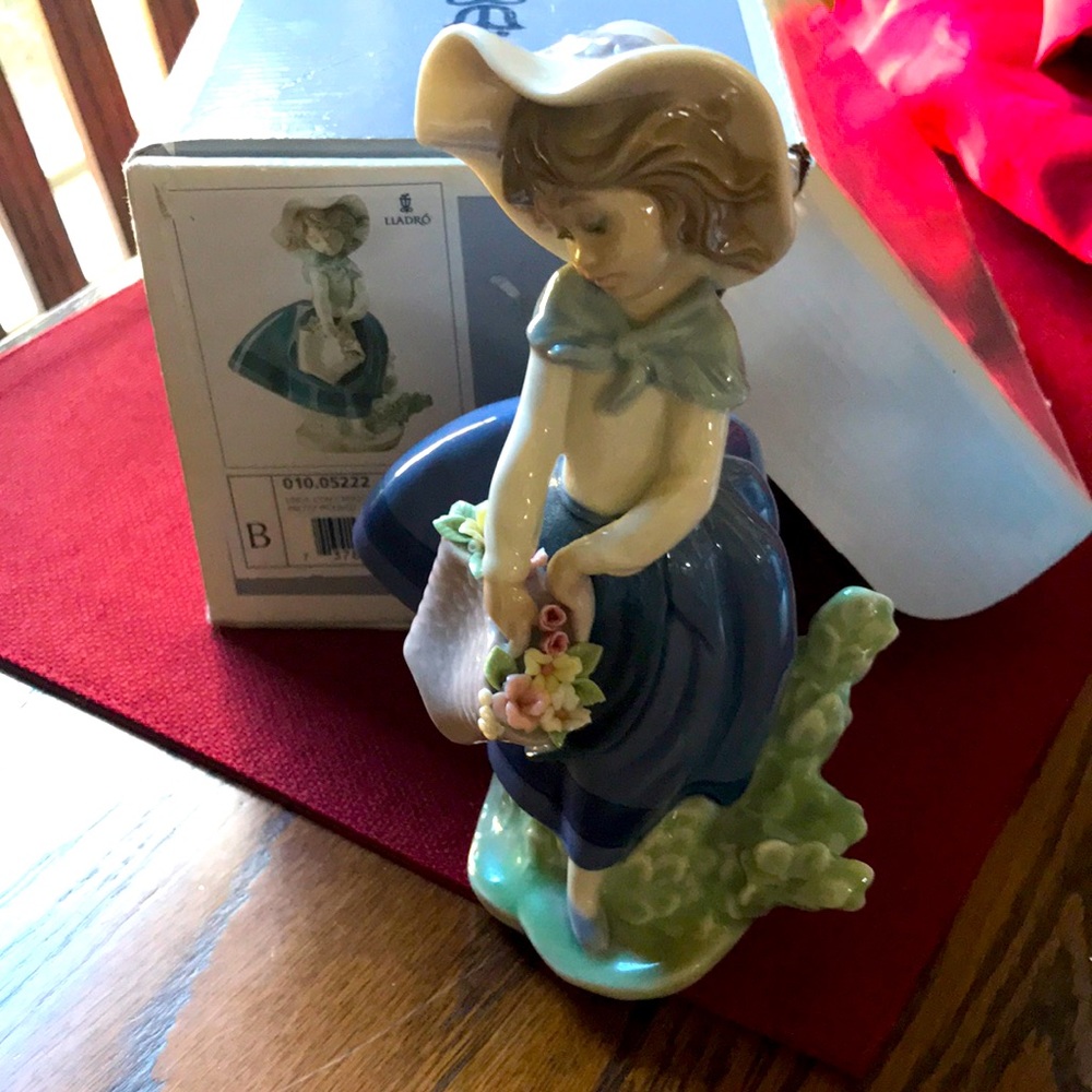 Lladró "Pretty Pickings" Girl Figurine